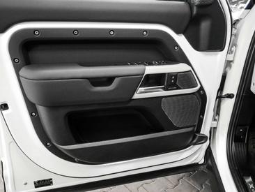 Land Rover Defender 110 X-Dynamic SE D250 — photo 16