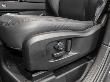Land Rover Defender 110 X-Dynamic SE D250 — photo 14