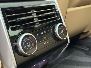 Land Rover Range Rover P550e — photo 7