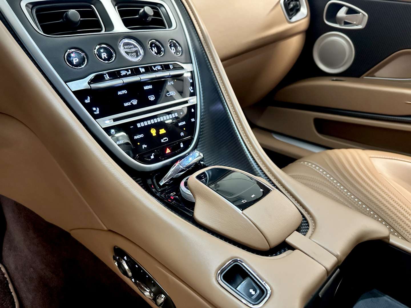 Aston Martin DB11 Coupé V8 4.0 510ch BVA8 - 2019 - Joinsteer - #4