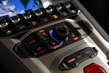 Lamborghini Aventador SV Roadster — photo 29