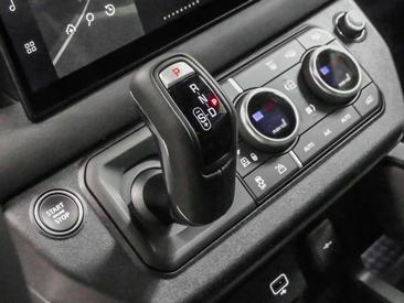 Land Rover Defender 90 D200 X-Dynamic SE — photo 13