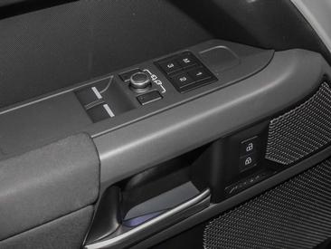 Land Rover Defender 90 D200 X-Dynamic SE — photo 15