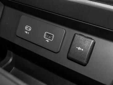 Land Rover Defender 90 D200 X-Dynamic SE — photo 16