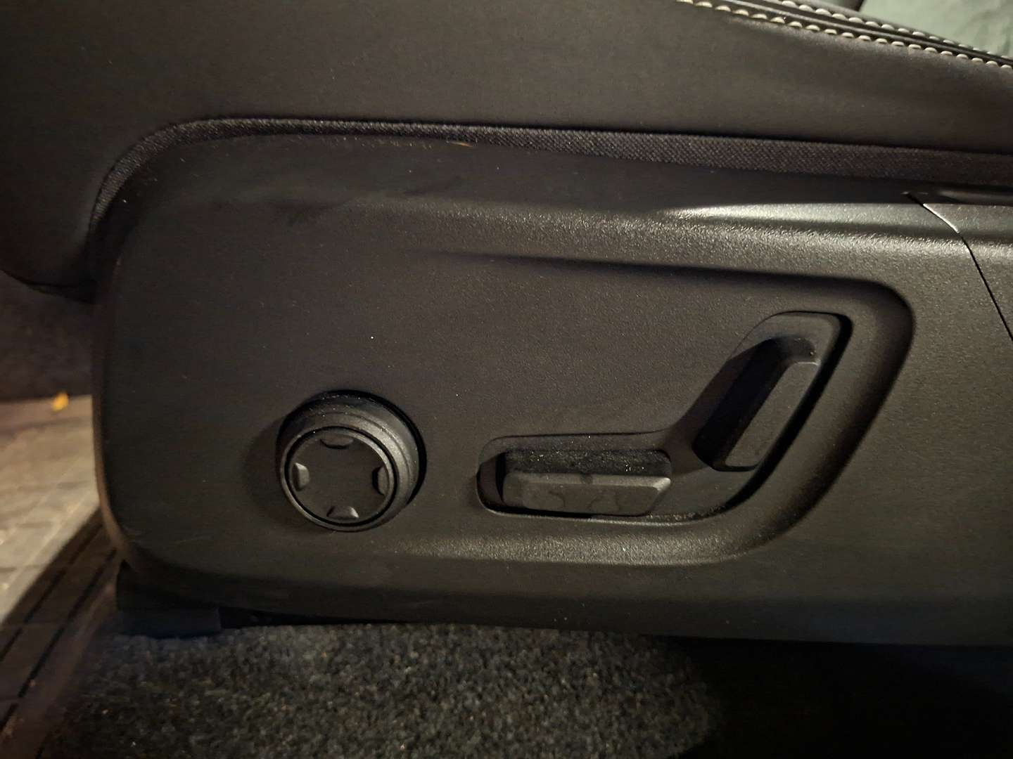 Volvo EX40 Recharge Extended Range Plus Black Edition - 2024 - Joinsteer - #17