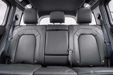 Land Rover Defender 110 P400e S — photo 13