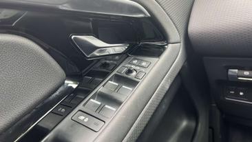 Land Rover Range Rover Evoque P300e R-Dynamic S — photo 18