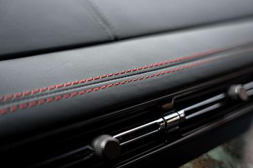 Aston Martin DB12 V8 Lux Quilting Leder — photo 8