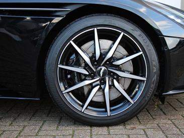 Aston Martin DB11 4.0 V8 — photo 3