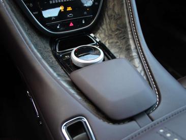 Aston Martin DB11 4.0 V8 — photo 17
