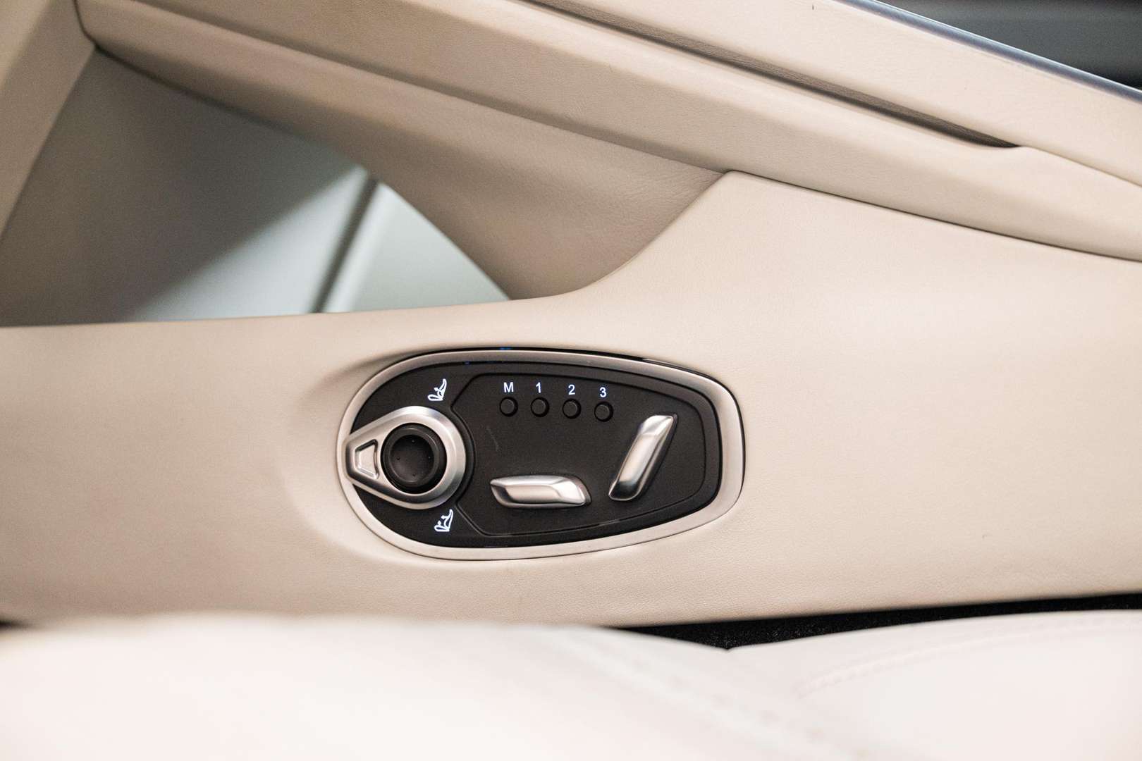 Aston Martin DB12 Coupé FULL OPTIONS - 2023 - Joinsteer - #39