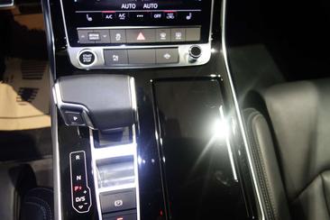 Audi Q8 60 TFSI E — photo 11
