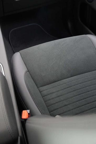 Land Rover Discovery Sport P300e SE — photo 8