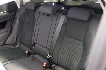 Land Rover Discovery Sport P300e SE — photo 16
