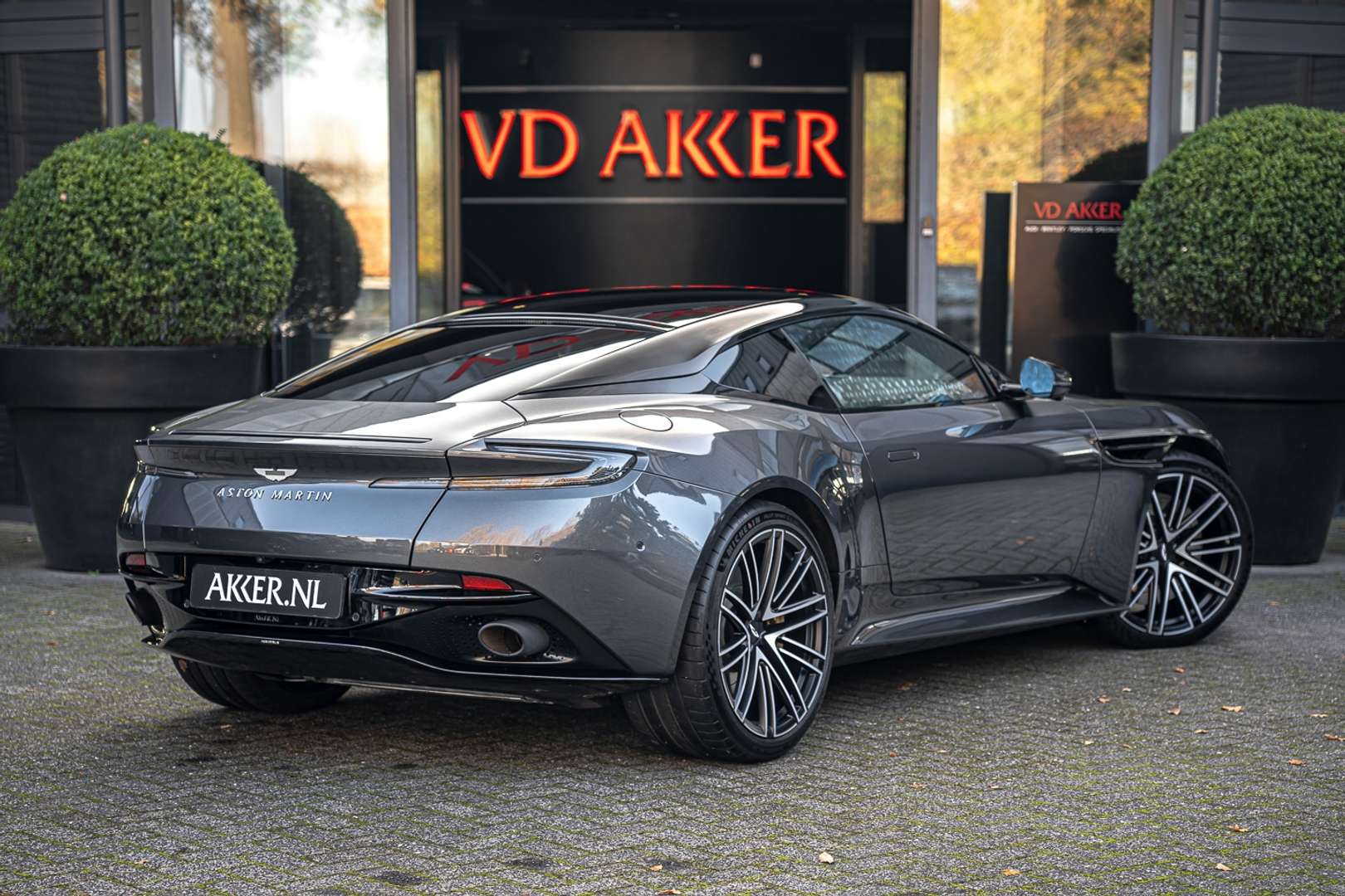 Aston Martin DB12 Coupé V8 Carbon - 2025 - Joinsteer - #2