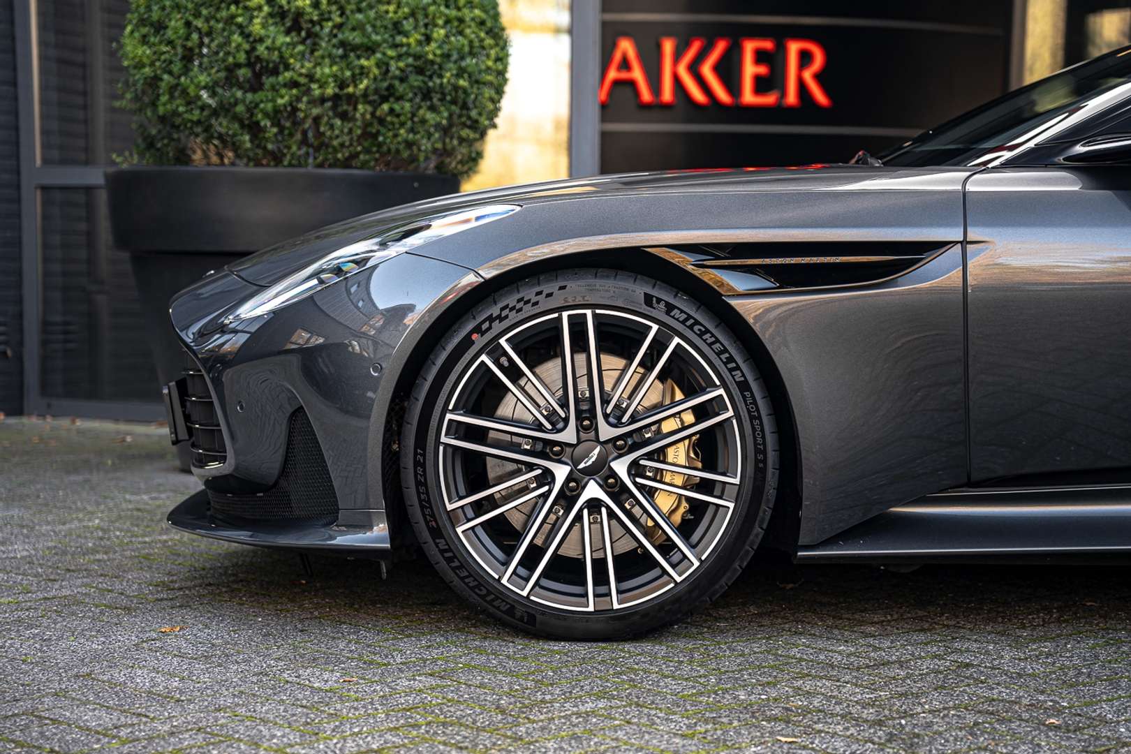 Aston Martin DB12 Coupé V8 Carbon - 2025 - Joinsteer - #15