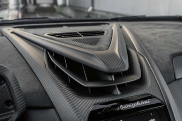 Lamborghini Revuelto — photo 12