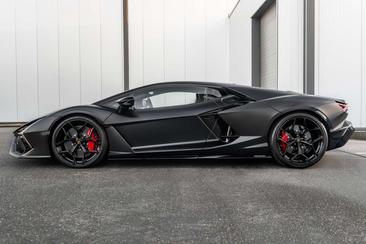 Lamborghini Revuelto — photo 35