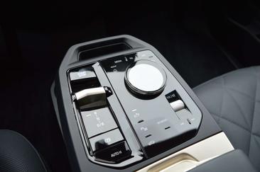 BMW IX M60 M60 XDrive — photo 15