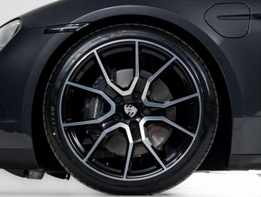 Porsche Taycan Base — photo 3