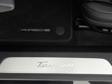 Porsche Taycan Base — photo 24