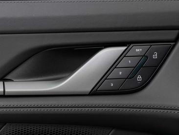 Porsche Taycan Base — photo 29