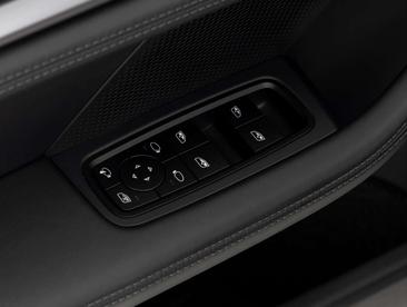 Porsche Taycan Base — photo 30