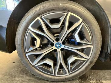 BMW IX XDrive40 — photo 8