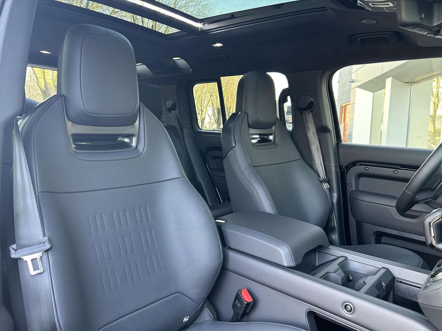 Land Rover Defender OCTA BLACK P635 V8 AWD - 2026 - Joinsteer - #4