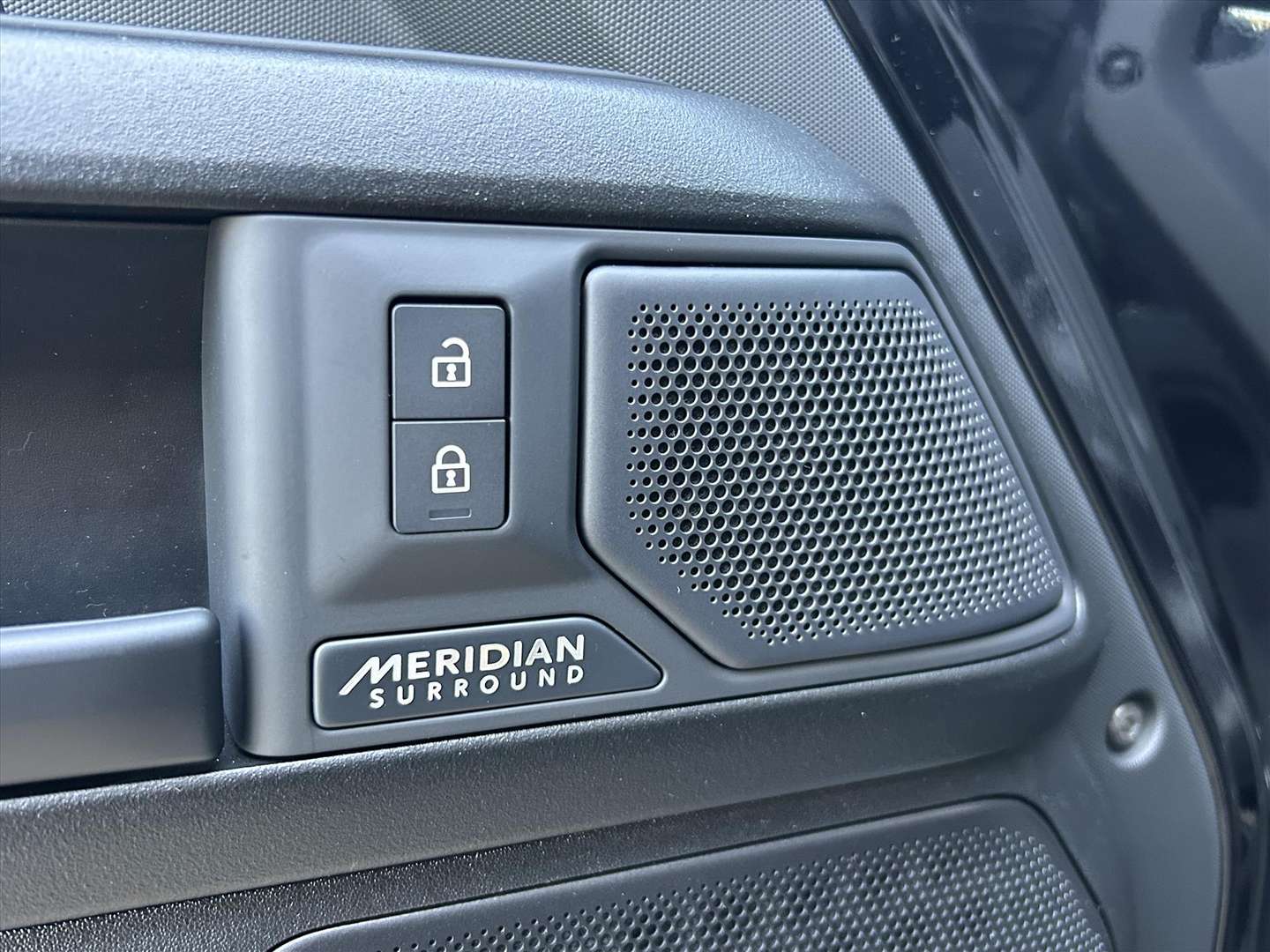 Land Rover Defender OCTA BLACK P635 V8 AWD - 2026 - Joinsteer - #11