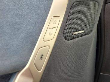 BMW IX XDrive40 — photo 25