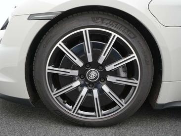 Porsche Taycan 4S — photo 14