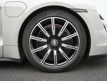 Porsche Taycan 4S — photo 17