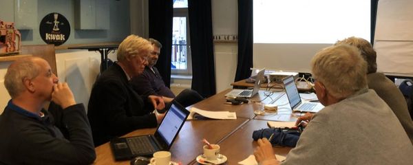 Vier Joomla gebruikers luisteren aandachtig naar de presentatie over Akeeba Backup.