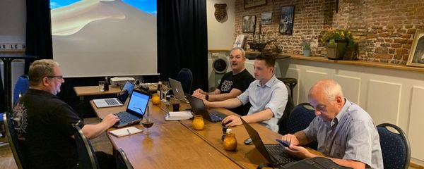 Vier Joomla gebruikers luisteren aandachtig naar de presentatie over Akeeba Backup.