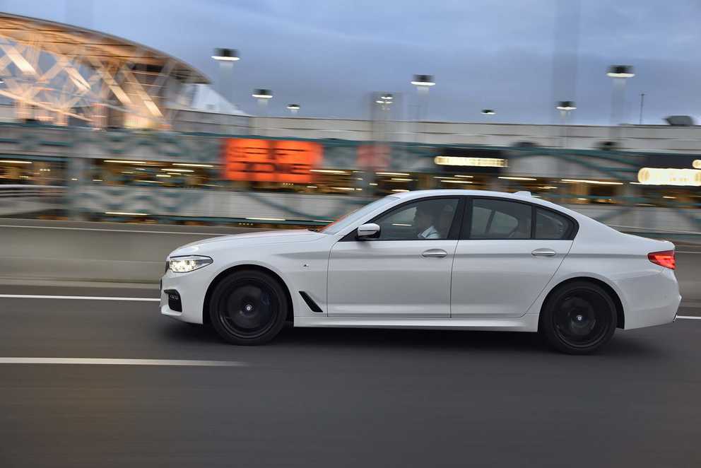 2017 Bmw 540i M Sport Test Drive Side View Gallery Photo 5 Of 35