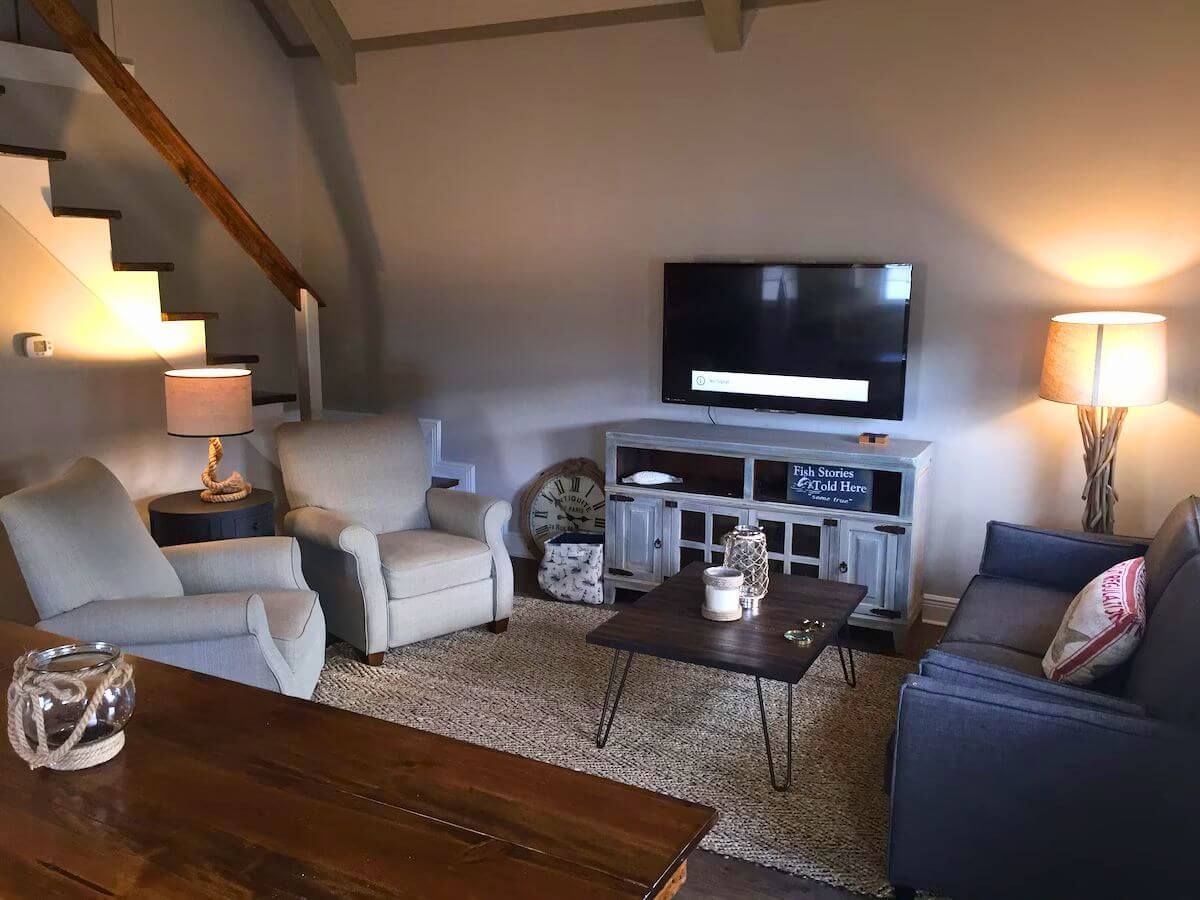 JOAT 1 living room: Venice, LA Houseboat Rentals