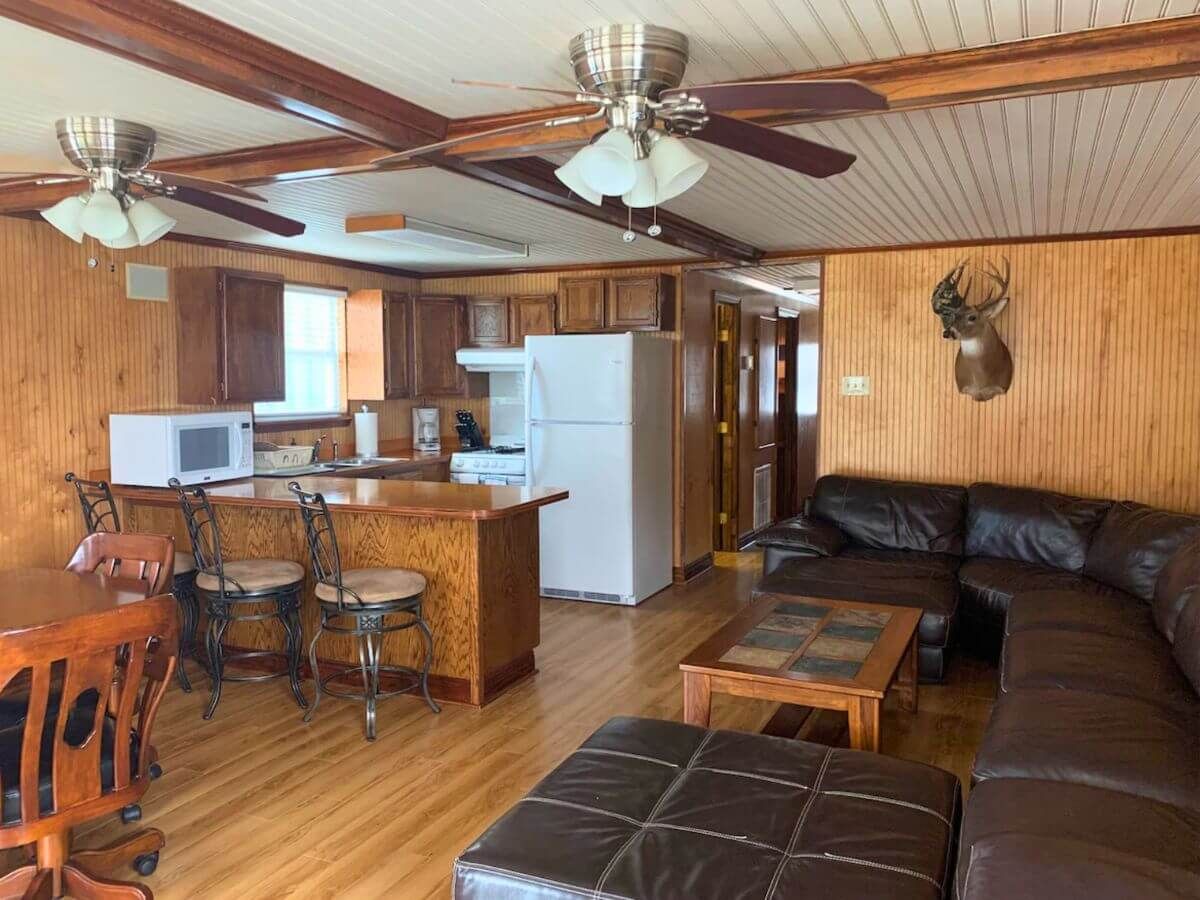 Joat 4 Living Room: Venice, LA Houseboat Rentals
