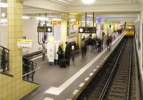 File:U-Bahnhof Berlin Friedrichstraße vom südlichen Zwischengeschoss.jpg File:U-Bahnhof Berlin Friedrichstraße vom südlichen Zwischengeschoss.jpg