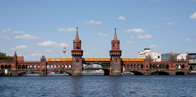 File:Oberbaumbrücke mit U-Bahn.jpg File:Oberbaumbrücke mit U-Bahn.jpg