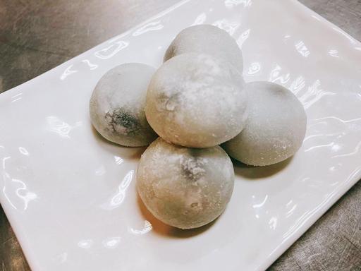 Red bean and pineapple mochi rice cakes recipe! With black sesame,  strawberry or plain versions! And Paris cake tour no.1! | lili's cakes