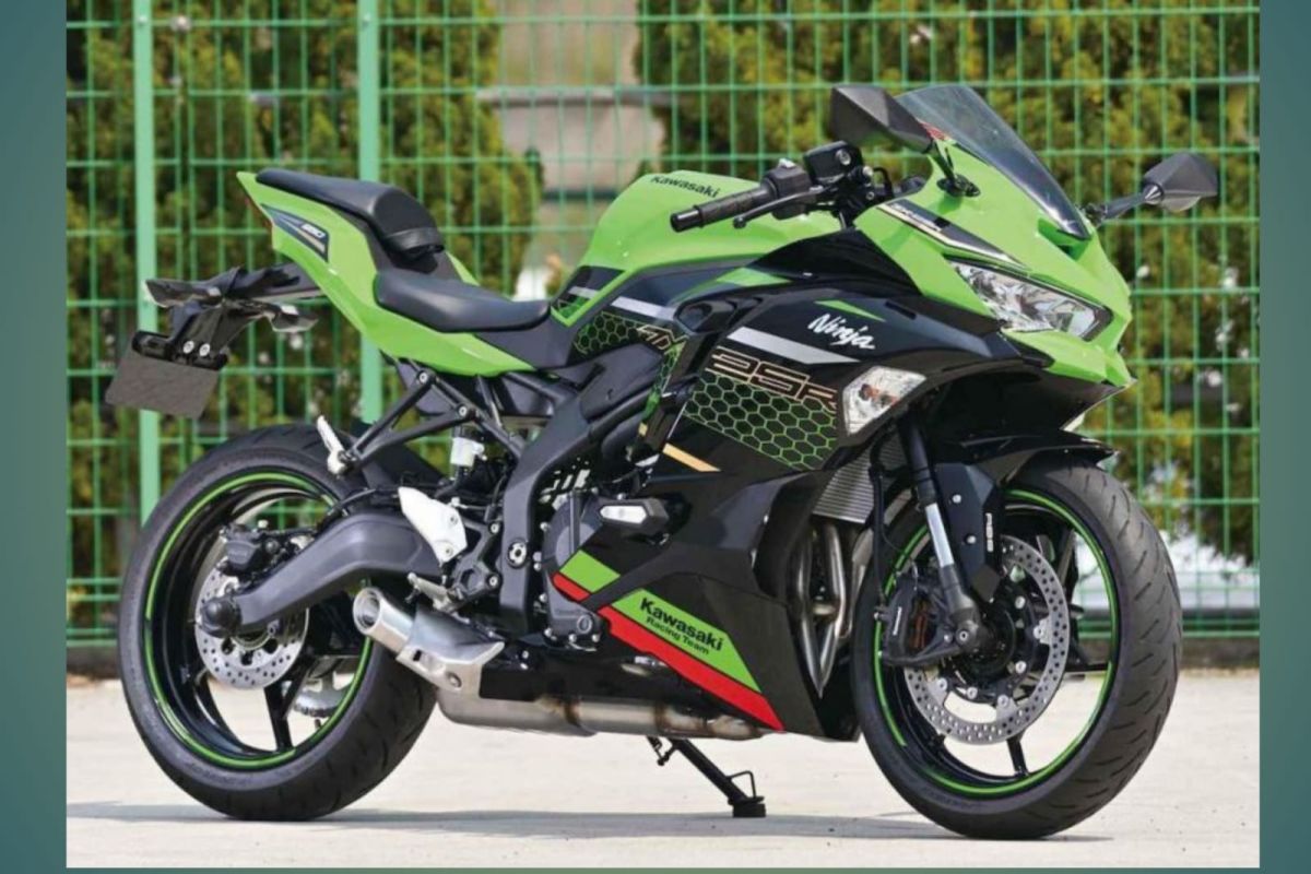 Motor Kawasaki di Jalan Raya