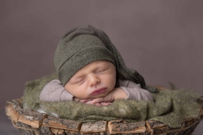 Newborn photography in Attica with Katerina Drouka – pure beauty and tenderness in every shot .