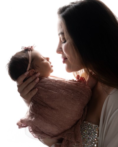 Photographie nouveau-né à Athènes par une photographe professionnelle – séances en studio à Kolonaki, chaleureuses et sécurisées.