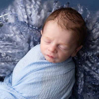 Newborn photography στο στούντιο μας στο Κολωνάκι – μοναδικές στιγμές για τη ζωή σας. 