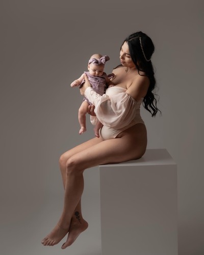 Maternity and newborn photographer in Athens for women visiting Greece for their babymoon.