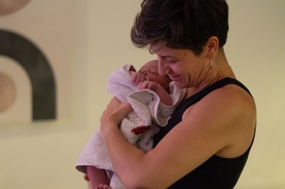 φυσικός τοκετός. documentary birth photography. Natural home birth photography with a documentary storytelling approach.