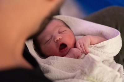 Επαγγελματική φωτογράφιση τοκετού με διακριτική παρουσία σε κάθε στάδιο της γέννας.