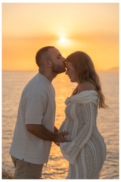 Maternity photoshoot in Athens by a professional pregnancy photographer – outdoor and studio sessions in Kolonaki & South Athens..