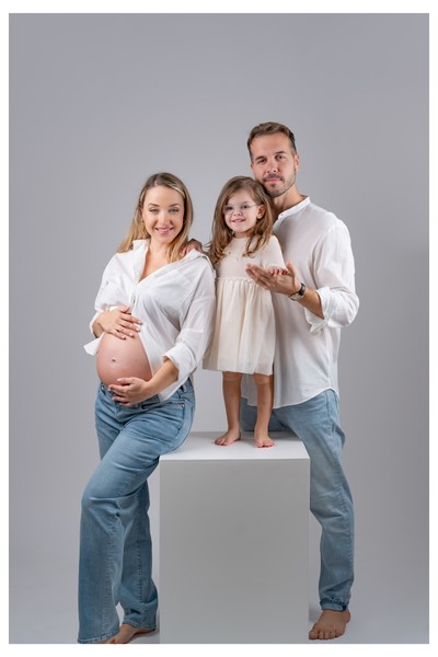 Τρυφερή στιγμή ανάμεσα στη μέλλουσα μητέρα και το θαύμα που περιμένει 